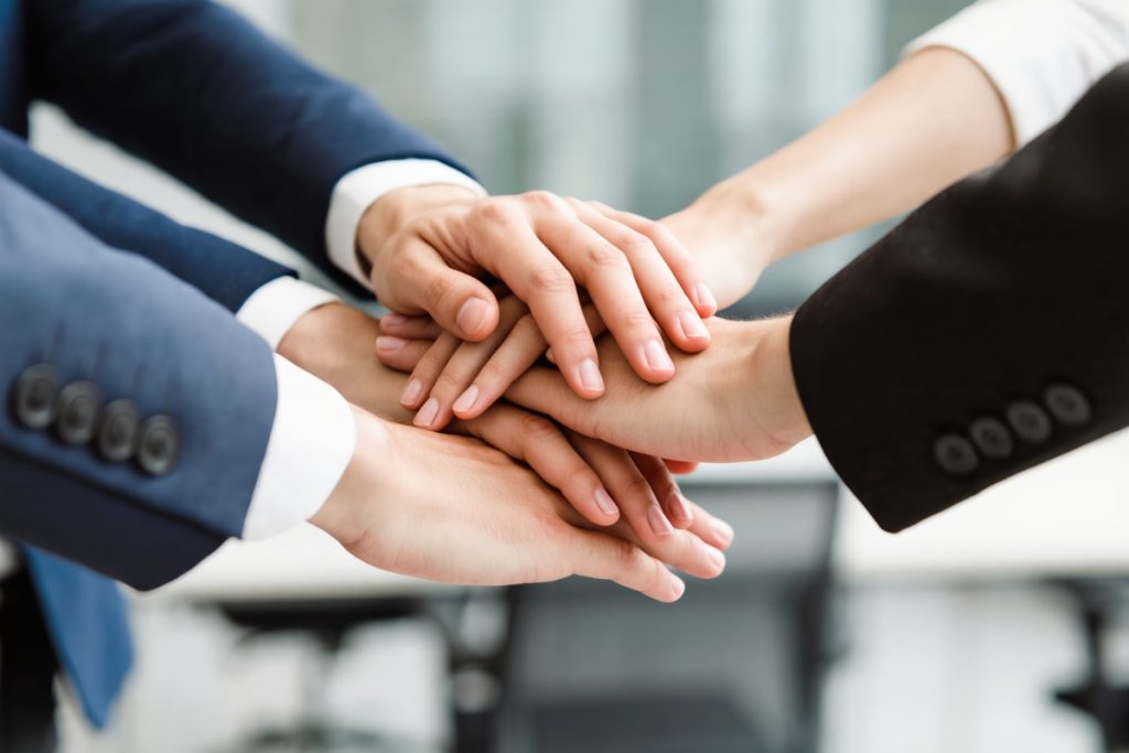 mains reunies d'hommes et femmes les unes sur les autres en gros plan